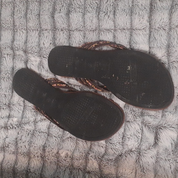Womens Size 10 Sandals Flip flips brown leather + floral pattern - Picture 5 of 5